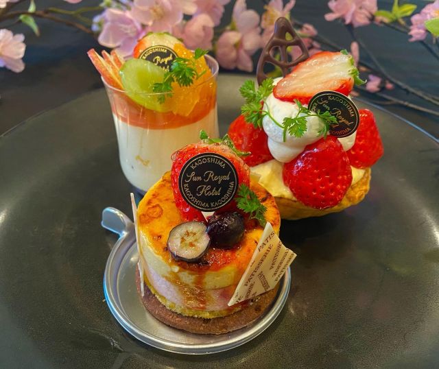 ＊鹿児島サンロイヤルホテル
⁡
本日カフェレストラン　トリアンの
ショーケースに3種類の新たなケーキが登場致しました🍓
⁡
⁡
☆苺のジブースト(写真1番手前のケーキ)
☆苺のタルト（写真右奥のケーキ)
☆メリメロ(写真左奥のケーキ)
⁡
⁡
1階カフェレストラントリアンにて
テイクアウトもしくは店内飲食どちらでもご利用頂けます♪
⁡
⁡
店内飲食ではドリンクも付いた
お得なケーキセットもご用意しております🍰
⁡
ランチの食後のデザートにもオススメです。
⁡
⁡
色鮮やかなケーキが沢山登場しております♪
この機会にカフェレストラントリアンの
皆様のご利用をお待ちしております♪
⁡
⁡
⁡
⁡
⁡
#苺スイーツ
#鹿児島サンロイヤルホテル
#サンロイヤルホテル
#期間限定スイーツ
#春限定
#期間限定
#桜
#ケーキ
#ケーキセット
#テイクアウト
#カフェレストラントリアン
#チャペルの見えるレストラン
#sunroyalhotel