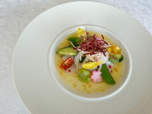 スカイラウンジフェニックスでは、3月1日からランチの内容を更新しました！
春らしさと縁起の良い食材を使った内容になっております🌸✨
新しい門出のお祝いなどにいかがでしょうか？

✨Menu✨
･桜鯛とタコのサラダ仕立て
･春野菜のチャウダースープ
･イトヨリ鯛とポロ葱のポワレ
･黒豚フィレと合挽き肉のオーブン焼き
･桜餡のガトー,フレッシュフルーツ,紅茶のアイスクリーム
･パンとデュカ
･コーヒー

#鹿児島サンロイヤルホテルフェニックス 
#鹿児島サンロイヤルホテル 
#フルコースランチ 
#春の味覚 
#春のお祝い 
#桜島の見えるレストラン