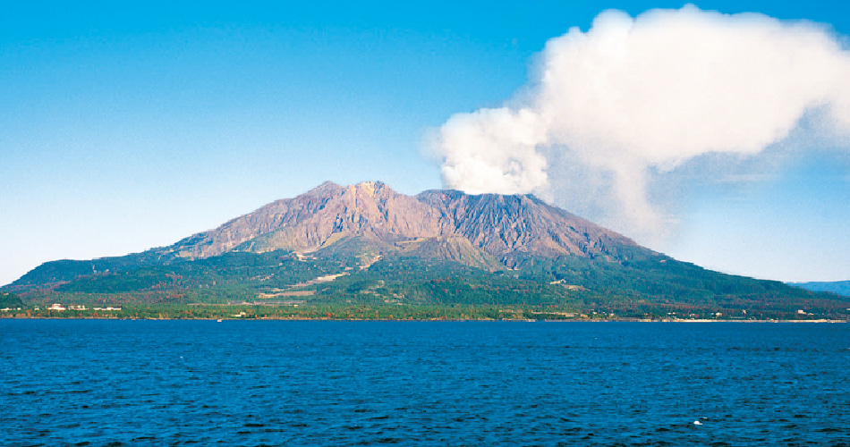 ごつごつした山肌と噴煙